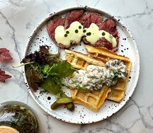 Картофельные вафли с ростбифом и грибным соусом