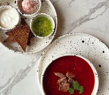 Борщ с крученым салом и бородинскими гренками