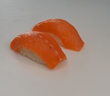 Суши с лососем