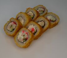 Горячий ролл Калифорния с крабом