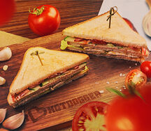 Сэндвич с копченой куриной грудкой