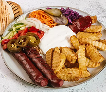 Хот-дог на тарелке Ланч хот-дог