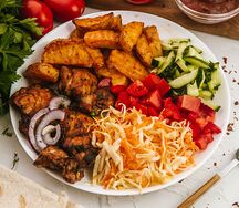 Шашлык из куриного бедра с гарниром