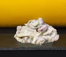 Салат с колбасками и зернистой горчицей