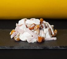 Салат из курицы с маринованными опятами и ветчиной