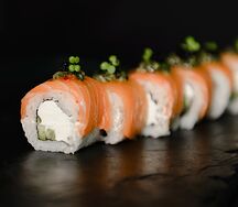 Ролл сливочный с соусом из огурца и черной икры Масаго