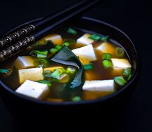 Суп мисо с кальмаром и креветками