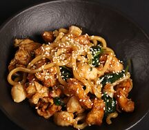 Жаренный удон с куриным бедром и креветками