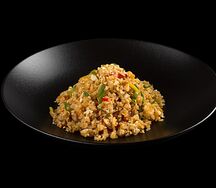 Жаренный рис с яйцом и куриным бедром