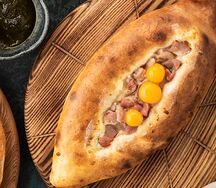 Хачапури лодочка по-аджарски с беконом