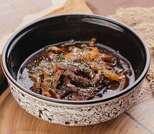 Салат с говядиной и овощами в соусе терияки