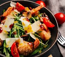 Салат с рукколой и креветками