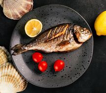 Дорадо, запеченная с гребешком