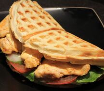 Тортилья с курицей карри на шпинатной вафле