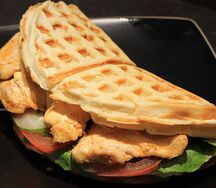 Тортилья с курицей карри на пшеничной вафле