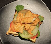 С курицей карри на шпинатной вафле