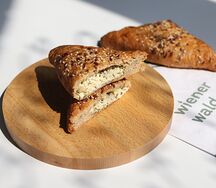 Цельнозерновая слойка с сыром и зеленью