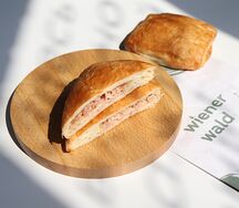 Слойка с ветчиной и сыром моцарелла