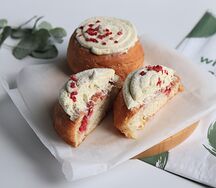 Улитка с малиной и фисташковым кремом