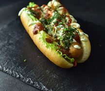 Хот-дог из говяжей сосиски в булке