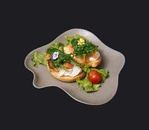 Брускетта с лососем и чукой 