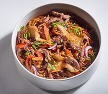 Вок со свининой и лапшой рамен