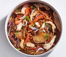 Вок с курицей и лапшой удон