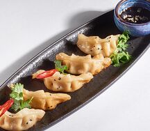 Гедза с курицей и соусом никей