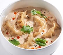 Гедза со свининой, сливочным муссом и трюфельным маслом