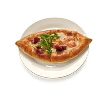 Лодочка с креветками и соусом чкмерули, руккола
