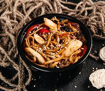 Яичная лапша с куриным филе в остром соусе