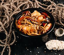 Яичная лапша с тигровыми креветками в сливочном соусе