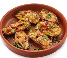 Картофель с кусочками сала, запеченный на углях