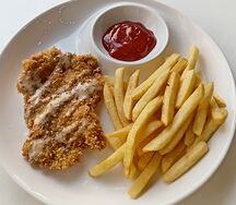 Шницель куриный с картофелем фри