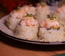 Ролл с гребешком, трюфельным соусом и чипсами из пармезана
