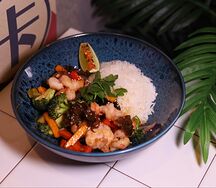 Креветки в соусе кунг-пао с рисом