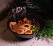 Перечный Рамен с курицей и свиной грудинкой
