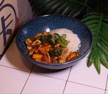 Курица с рисом в кокосовом карри-соусе