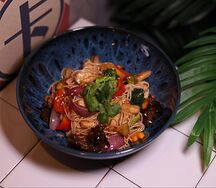 Курица в кисло-сладком соусе с яичной лапшой