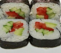 Ролл с авокадо, огурцом и болгарским перцем