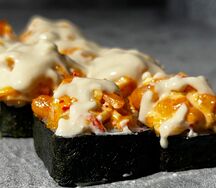 Роллы в сливочно-сырном соусе с креветками и снежным крабом