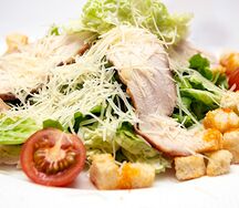 Салат Цезарь с куриным филе