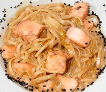 Лапша с лососем с соусом на выбор