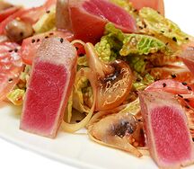 Салат с филе тунца, шампиньонами и овощами в томатно- горчичном соусе
