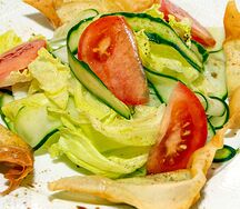 Салат со свежими овощами и хрустящими сырными конвертиками