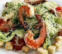 Салат Цезарь с тигровыми креветками