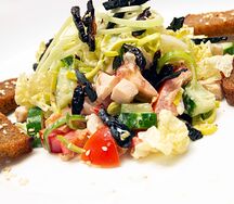 Салат с копченой курицей и ржаными сухариками