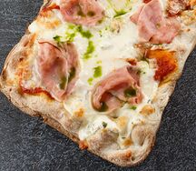Римская пицца с ветчиной и сыром