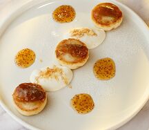 Сырники из рикотты с домашним вареньем и сметаной