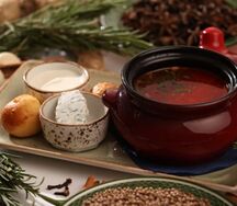 Борщ с говядиной с пампушками и салом на бородинском хлебе